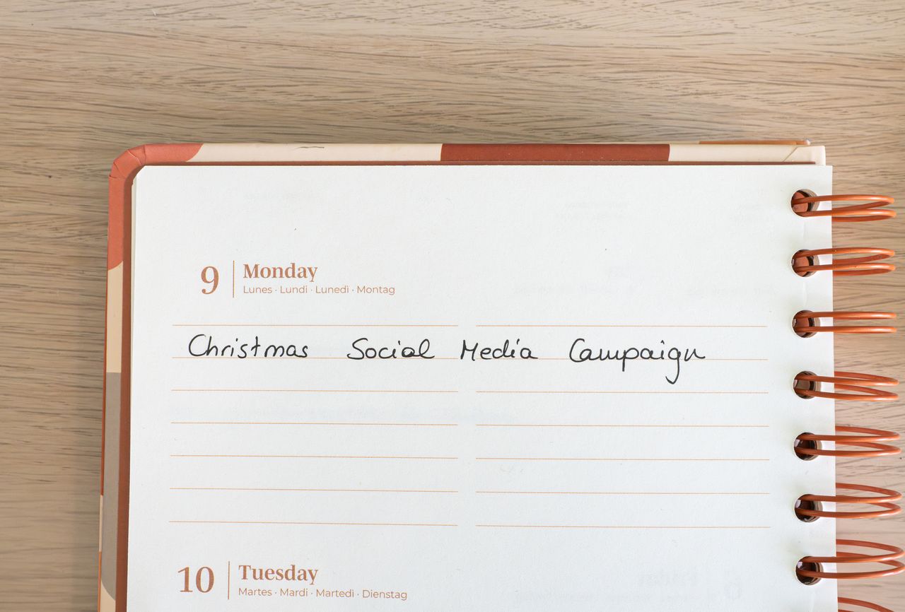 Page de planification avec une note pour une campagne de réseaux sociaux de Noël.