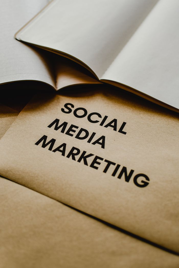 Gros plan sur des enveloppes brunes avec le texte Social Media Marketing, idéal pour des thèmes liés aux startups.